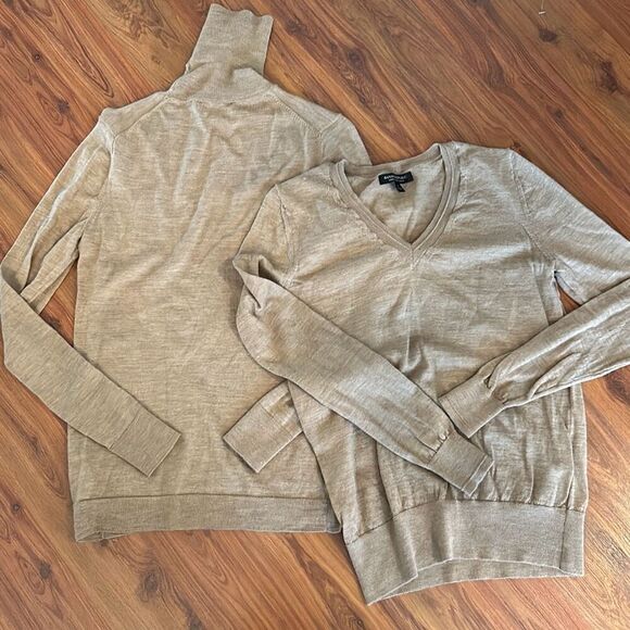 Banana republic  Marino wool  tan two-piece turtleneck and V-neck sweater set - Picture 1 of 4